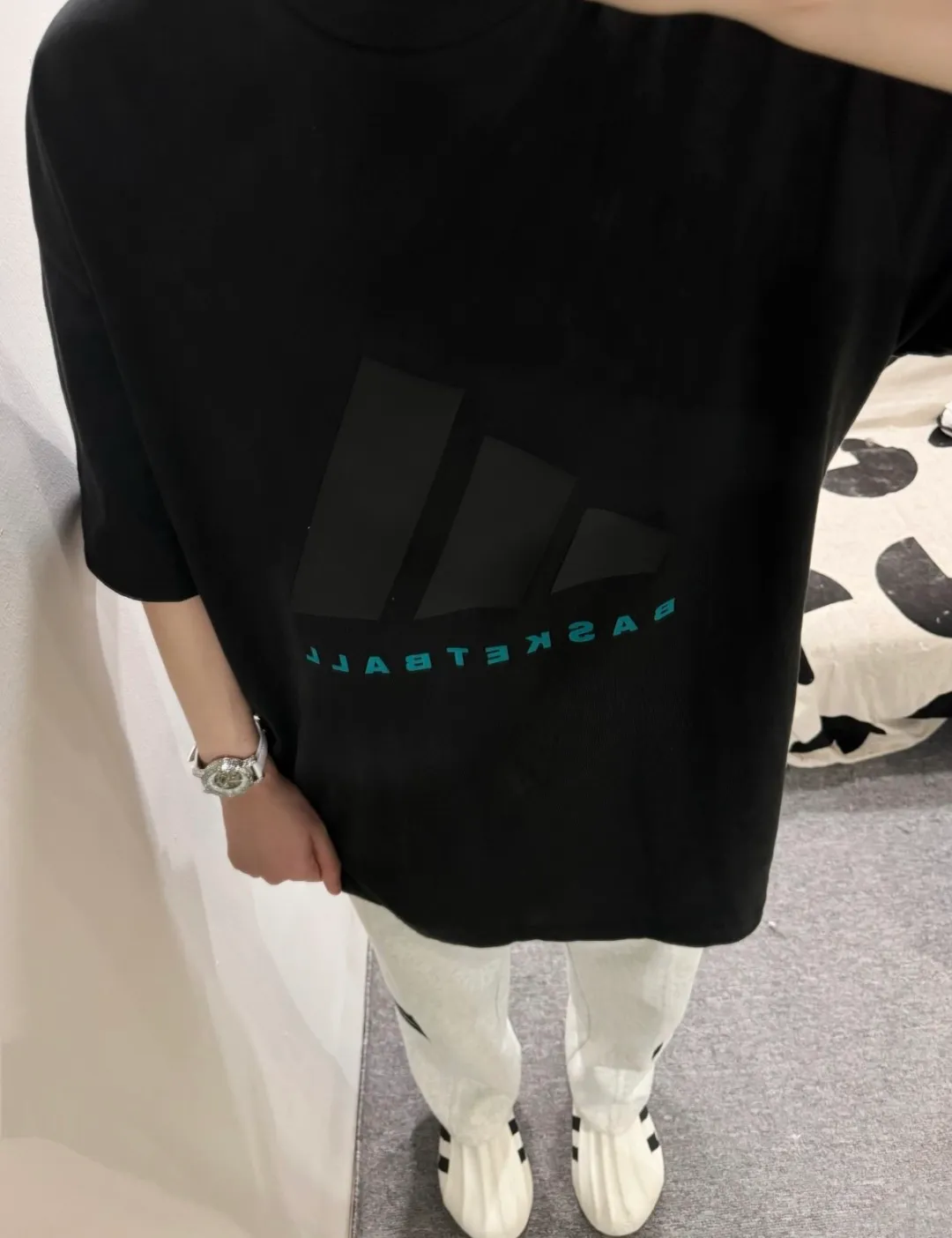 No watermark upper body renderings 𝟬𝟱𝟳𝟰# Exclusive real shots/differences between various stolen pictures and online versions on the market [𝗔𝗱𝗶𝗱𝗮𝘀 𝗕𝗮𝘀𝗸𝗲𝘁𝗕𝗮𝗹𝗹 𝟮𝟰𝗳𝘄Co-branded𝗢𝗦 Minimalist advanced Retro sports round neck short-sleeved 𝗧 shirt】Same Style for men and women! ✅The fabric is made of 260 grams of double yarn smooth cotton, purchased from the original molding board, OS loose version, customized threaded cake collar, weight up to 500 grams. ✅Original mold-making custom silicone thick leather logo, laser cutting, no burrs, imported press machine high temperature and hot and cold double-sided shaping and pressing, not easy to fall off! ✅Customized special process equipment and wiring are consistent with Authentic, different from ordinary currency on the market! ✅Remarks: The quality and process wiring of bulk goods are consistent with the official website Authentic, which is different from the market currency! ! ! 🌈Color: Black Blue Label Size: XS S M L XL